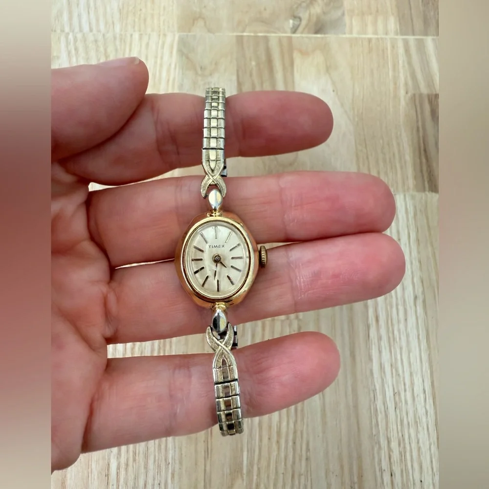 Vintage ladies ladies oval gold tone winding mechanical dress watch